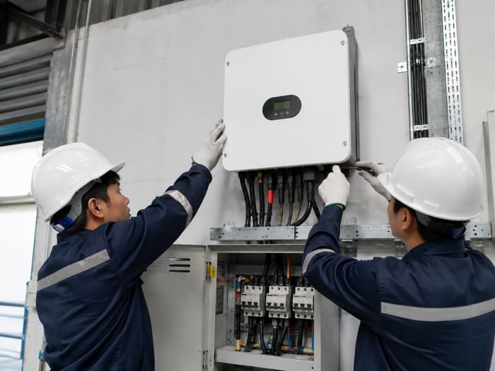 ทีมช่างติดตั้ง Solar Inverter และตู้ควบคุมไฟฟ้าของระบบโซลาร์เซลล์ — บริการ Solar Cell Solutions